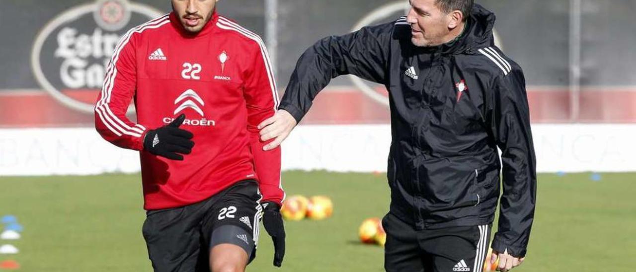 Eduardo Berizzo bromea con Gustavo Cabral en un entrenamiento en A Madroa esta temporada. // Marta G.Brea