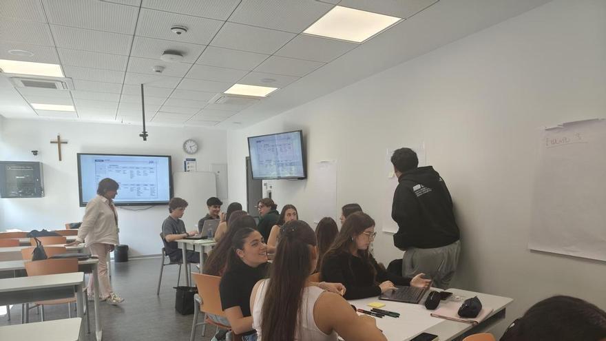Hacer comprensible el Derecho: alumnos del CEU Elche aprenden a traducir normas en el aula