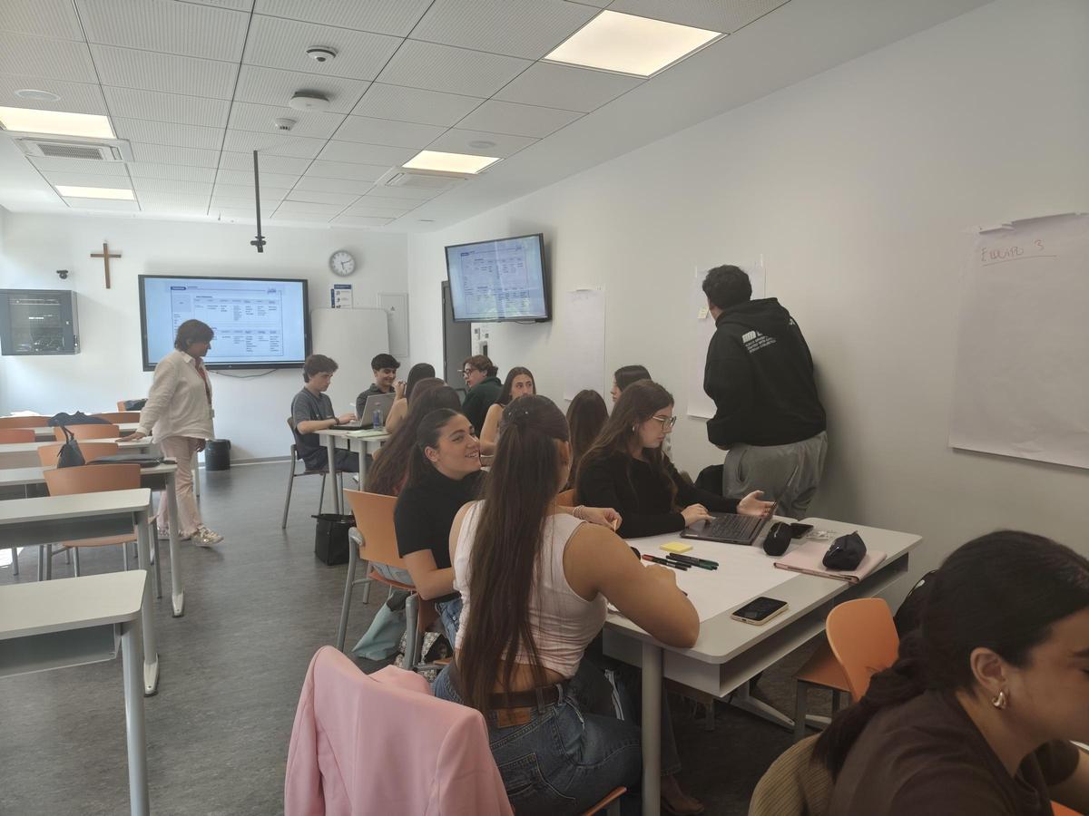 Estudiantes trabajan en la simplificación del Derecho de Sucesiones para personas con discapacidad durante el taller en CEU Elche.