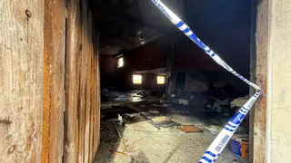 Habla uno de los vecinos desalojados en Pola de Siero por el incendio en el bajo de un edificio: "Me asusté mucho, salí hasta sin zapatillas"