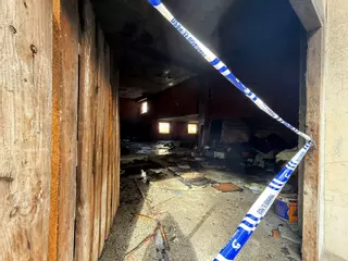 EN IMÁGENES: Un incendio en el bajo de un edificio obliga a desalojar a un centenar de vecinos en Pola de Siero