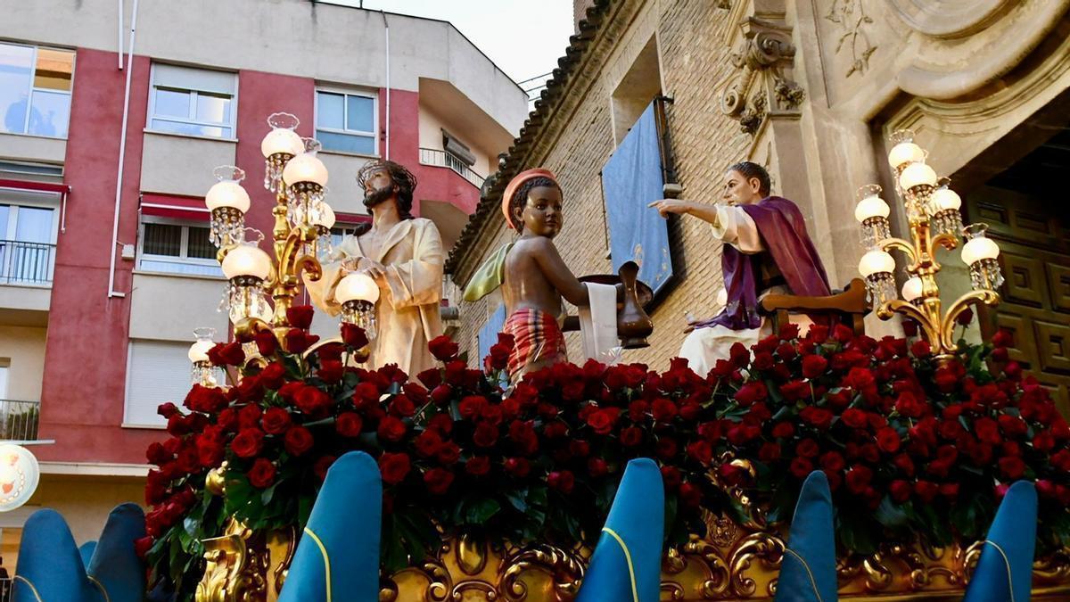 Paso de Jesús ante Pilato, a su paso por la calle San Nicolás de Murcia en Viernes de Dolores 2026