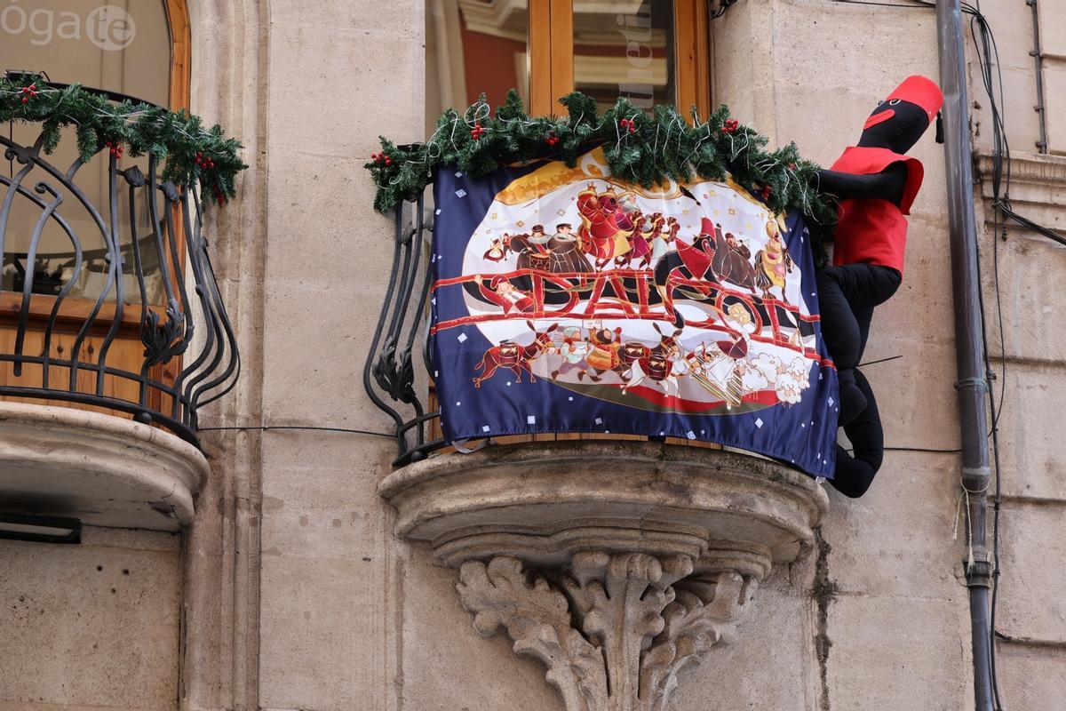 Los pajes negros decoran las fachadas de Alcoy