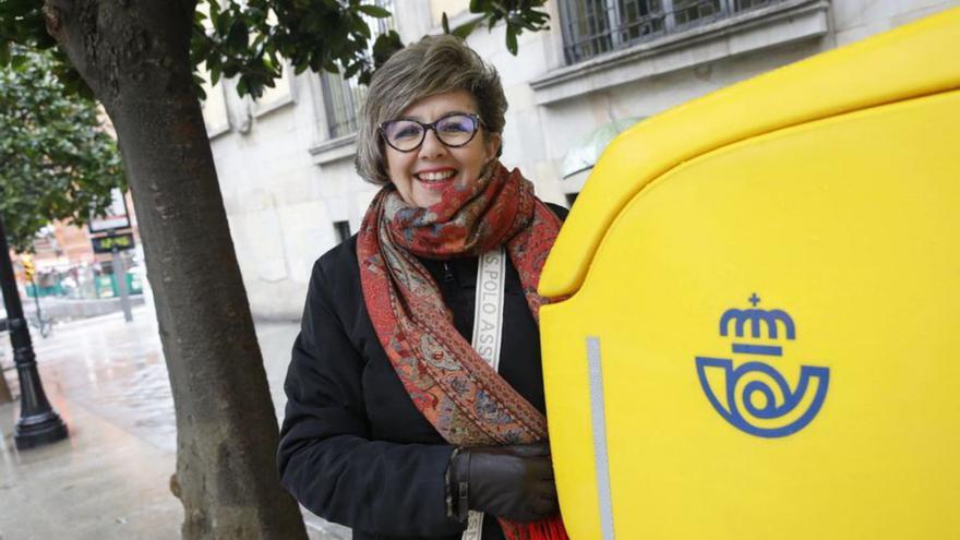 Carmen Díaz, delante de Correos, en Gijón.