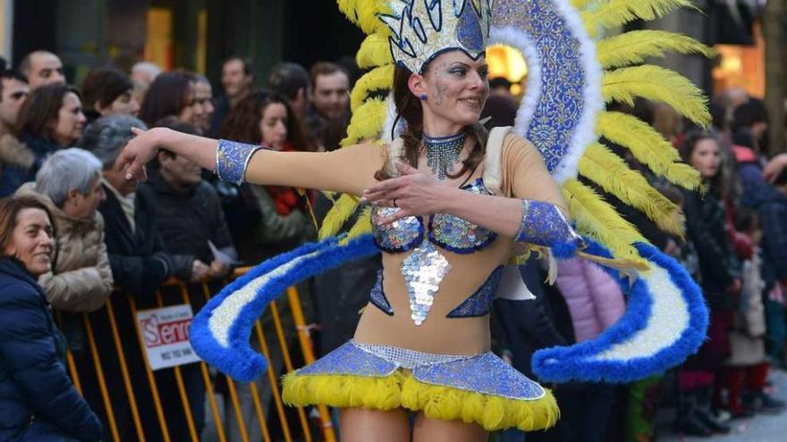 Joven bailarina de una comparsa durante la pasada edición del desfile de Carnaval. // Gustavo Santos