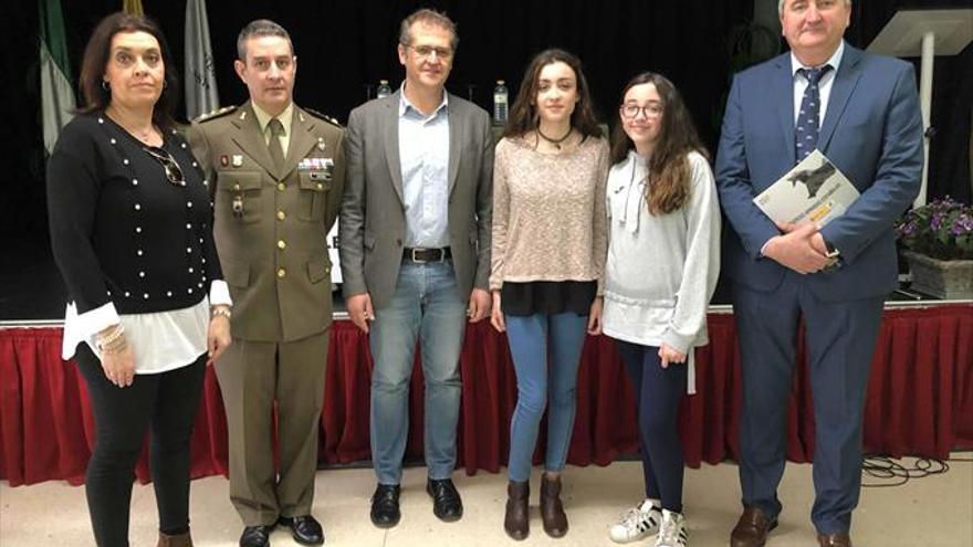 Begoña Pérez, del IES Ategua, recibe el premio ‘Carta a un militar español’