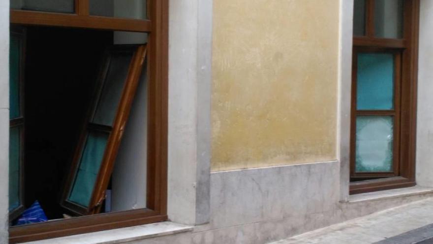 Así quedaron las ventanas del lateral del edificio que da a la calle Maestro Polo.