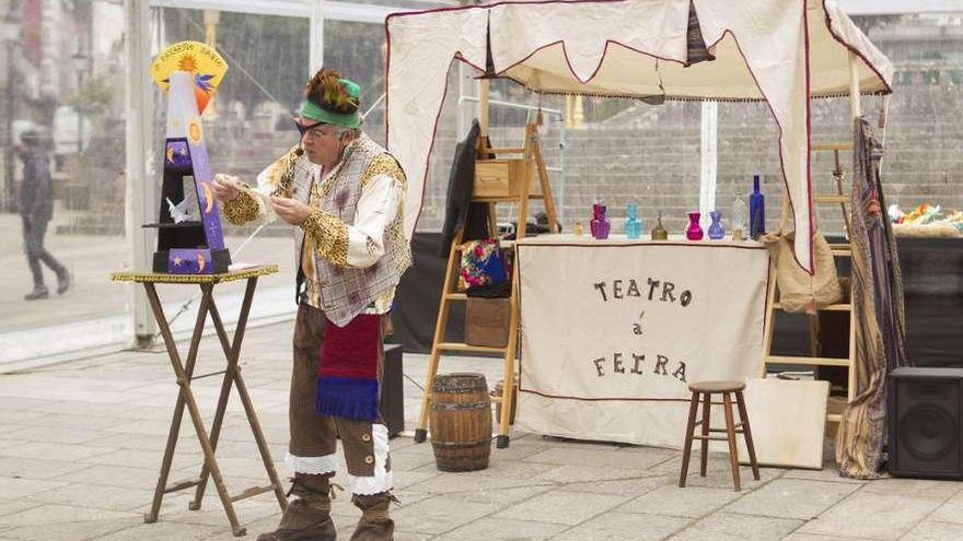 O espectáculo &#039;Teatro á Feira&#039; fixo voar a imaxinación dos asistentes, onte, en Lalín. // Bernabé/Ana Agra