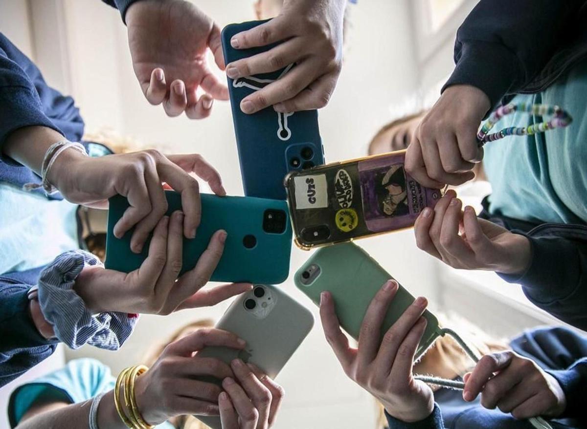 Grupo de jóvenes malagueños con teléfono móvil, el año pasado. | A. GONZÁLEZ