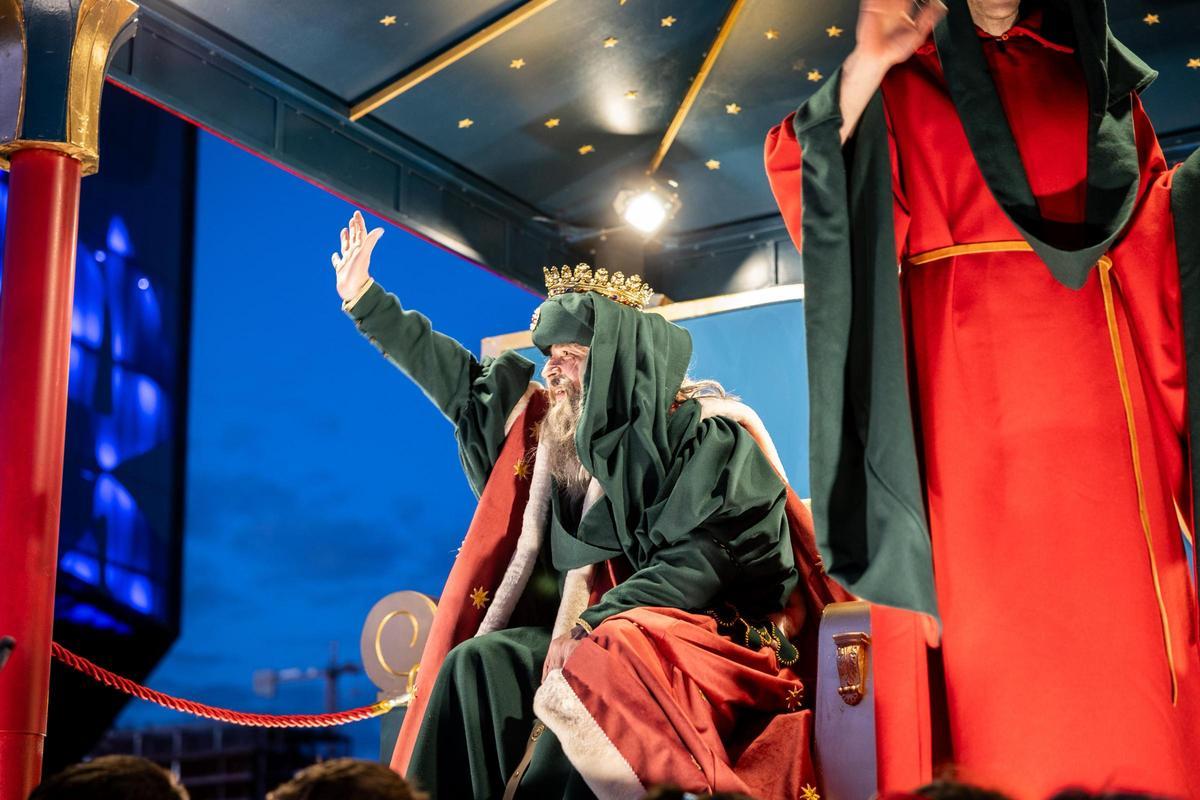 En imágenes | El frío de Zaragoza no puede con la ilusión de ver a los Reyes Magos