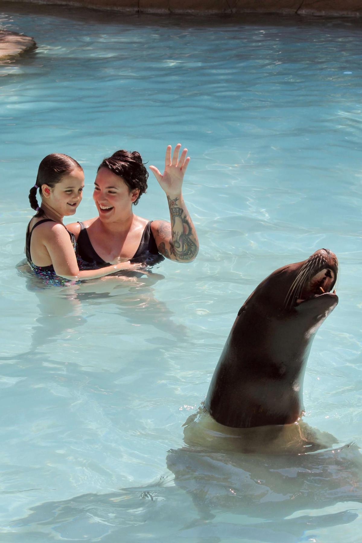 Multitud de niños y niñas han probado las terapias con leones en el complejo zoológico de Elche