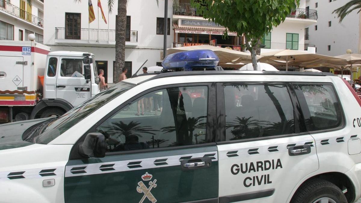 Un coche de la Guardia Civil en Sant Antoni este verano.