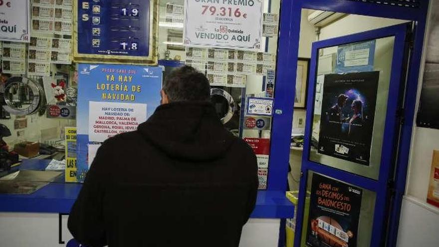 Un hombre, ayer, en la administración de lotería de José Cueto.