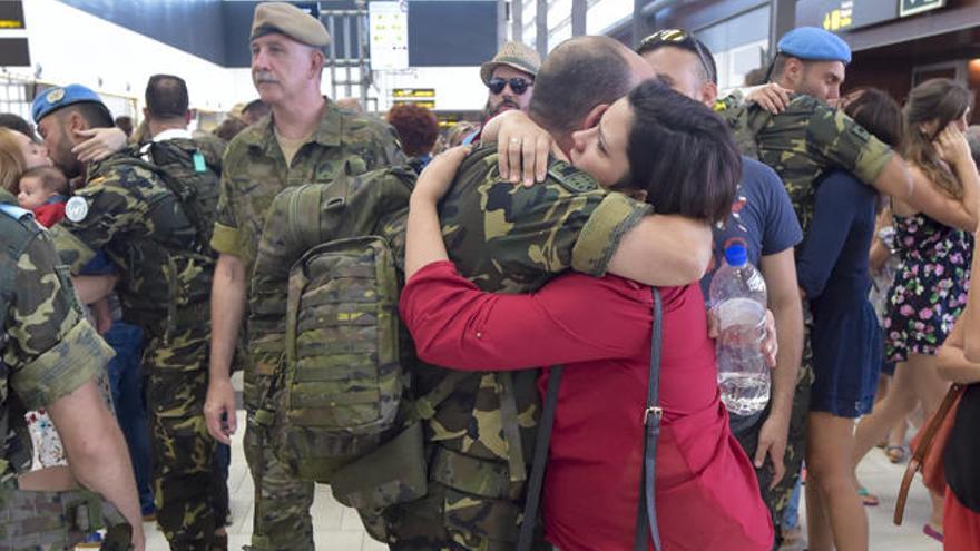 Familiares y amigos despiden a los primeros militares que parten al Líbano.