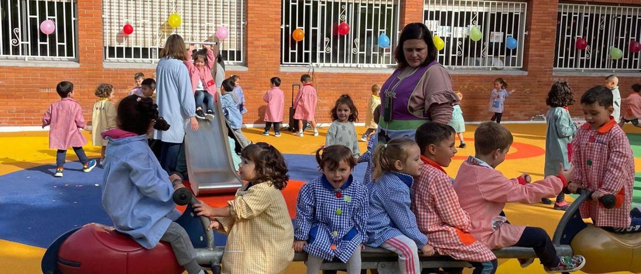 Varios alumnos del colegio Nicanor Piñole juegan en el nuevo patio. | M. L.