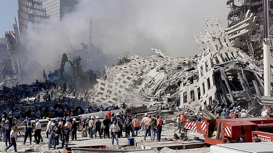 Bomberos y personal de rescate ante los escombros de las torres del World Trade Center. / EFE