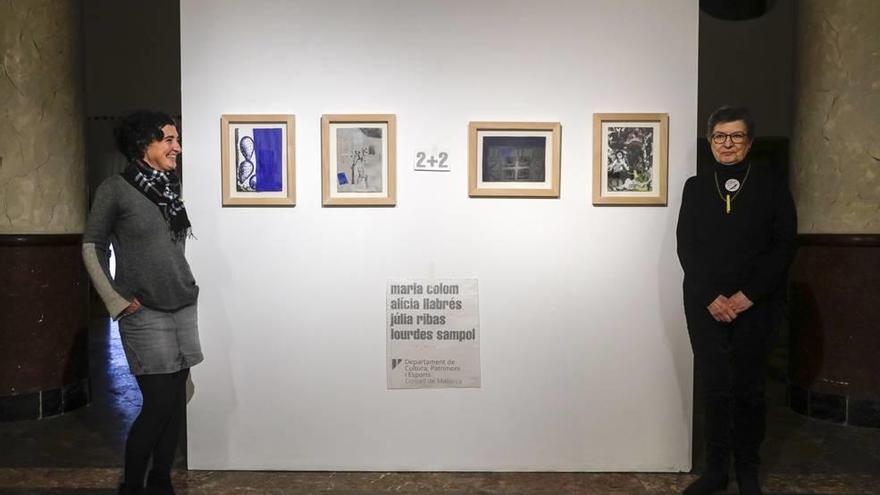 Las artistas Alícia Llabrés y Lourdes Sampol frente a su obra.