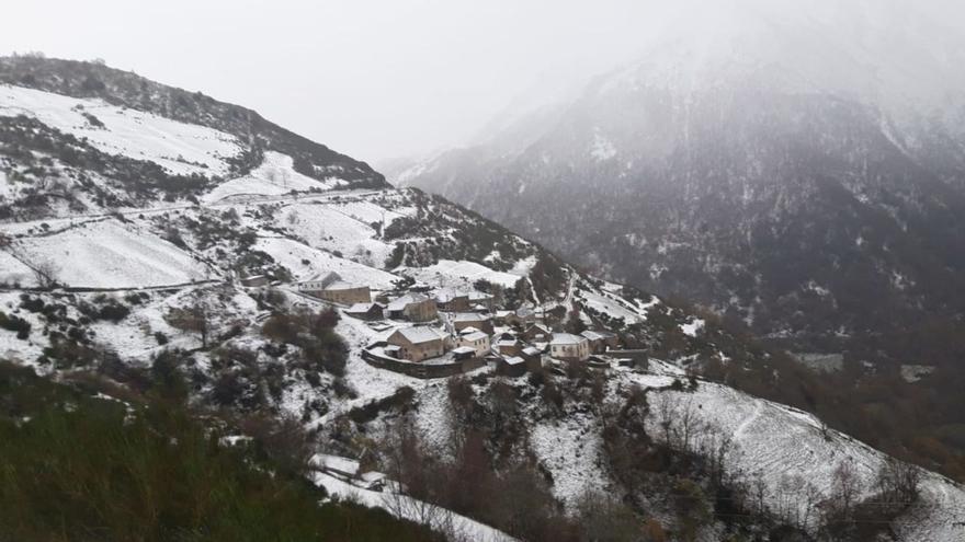 Asturias, en alerta amarilla por nieve: cuatro puertos con cadenas y termómetros en -4ºC