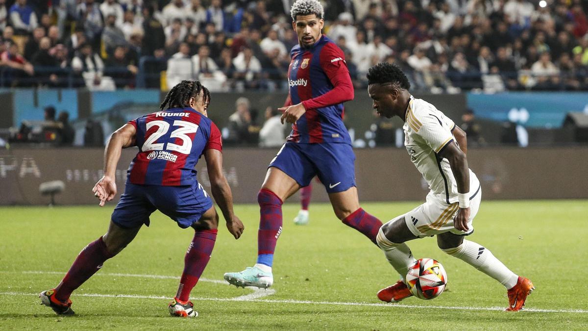 Koundé no puede frenar a Vinicius en la final de la Supercopa de España contra el Madrid.