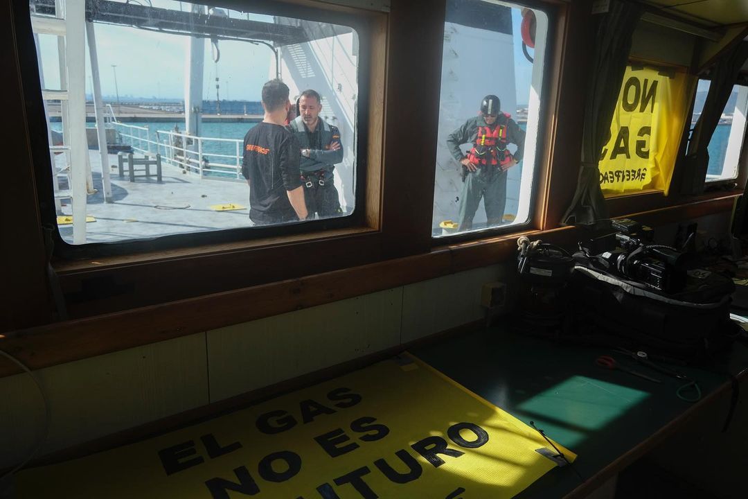 Greenpeace bloquea el acceso al muelle de gas de Sagunt