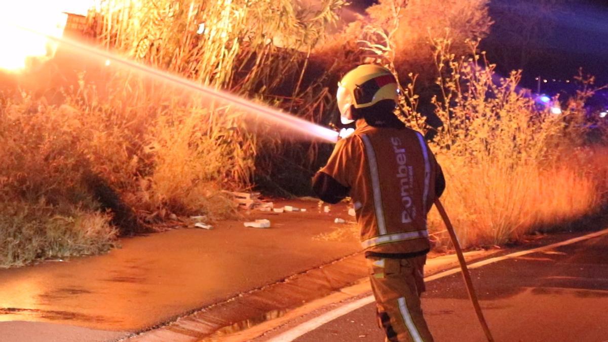 Arde una empresa de palets de madera en la Cañada del Fenollar