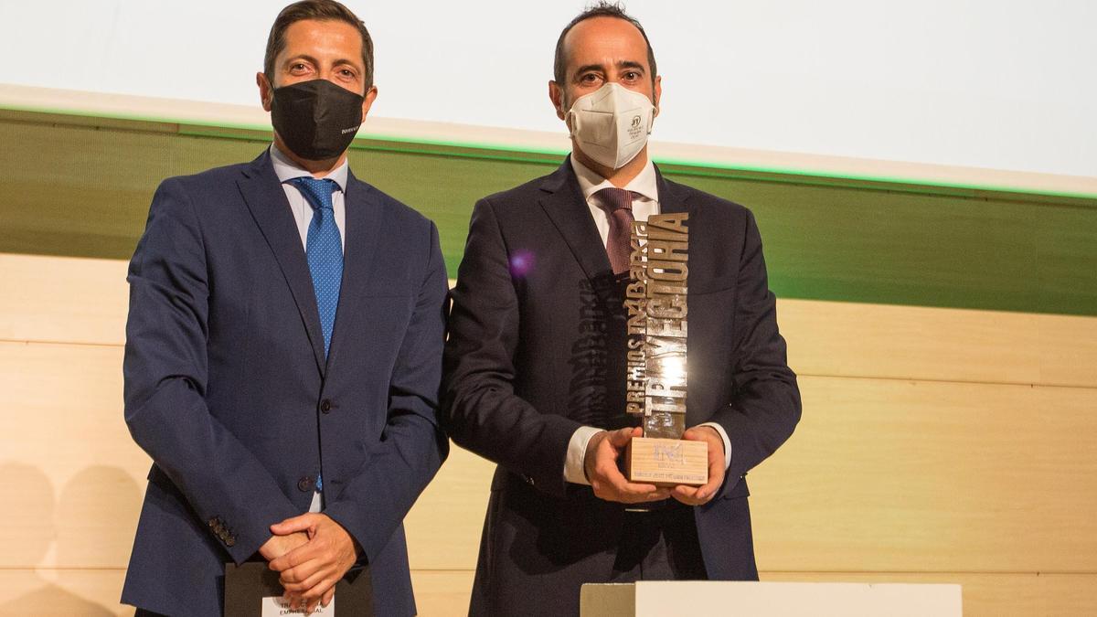 Ángel Angulo otorgó el Premio a la Trayectoria Empresarial a Eurobox.