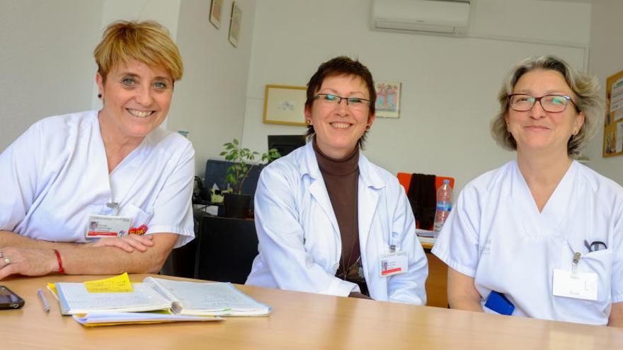 La gerente del Departamento de Salud de Elda, en el centro, sonriendo para dar ejemplo