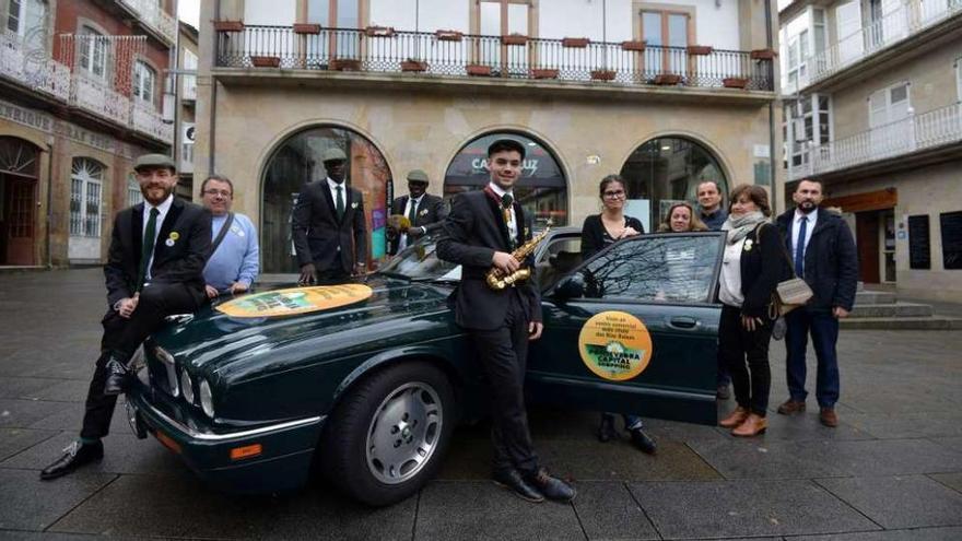 La comitiva con el coche que se desplazará a diferentes localidades gallegas. // Gustavo Santos