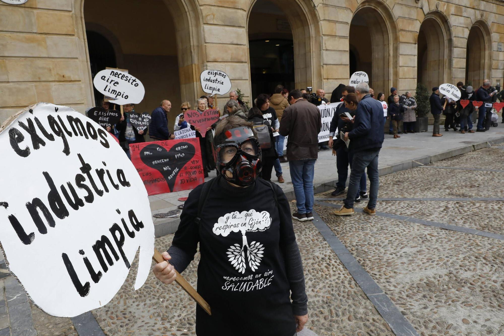 El pleno municipal en Gijón de febrero, con protesta por la contaminación (en imágenes)