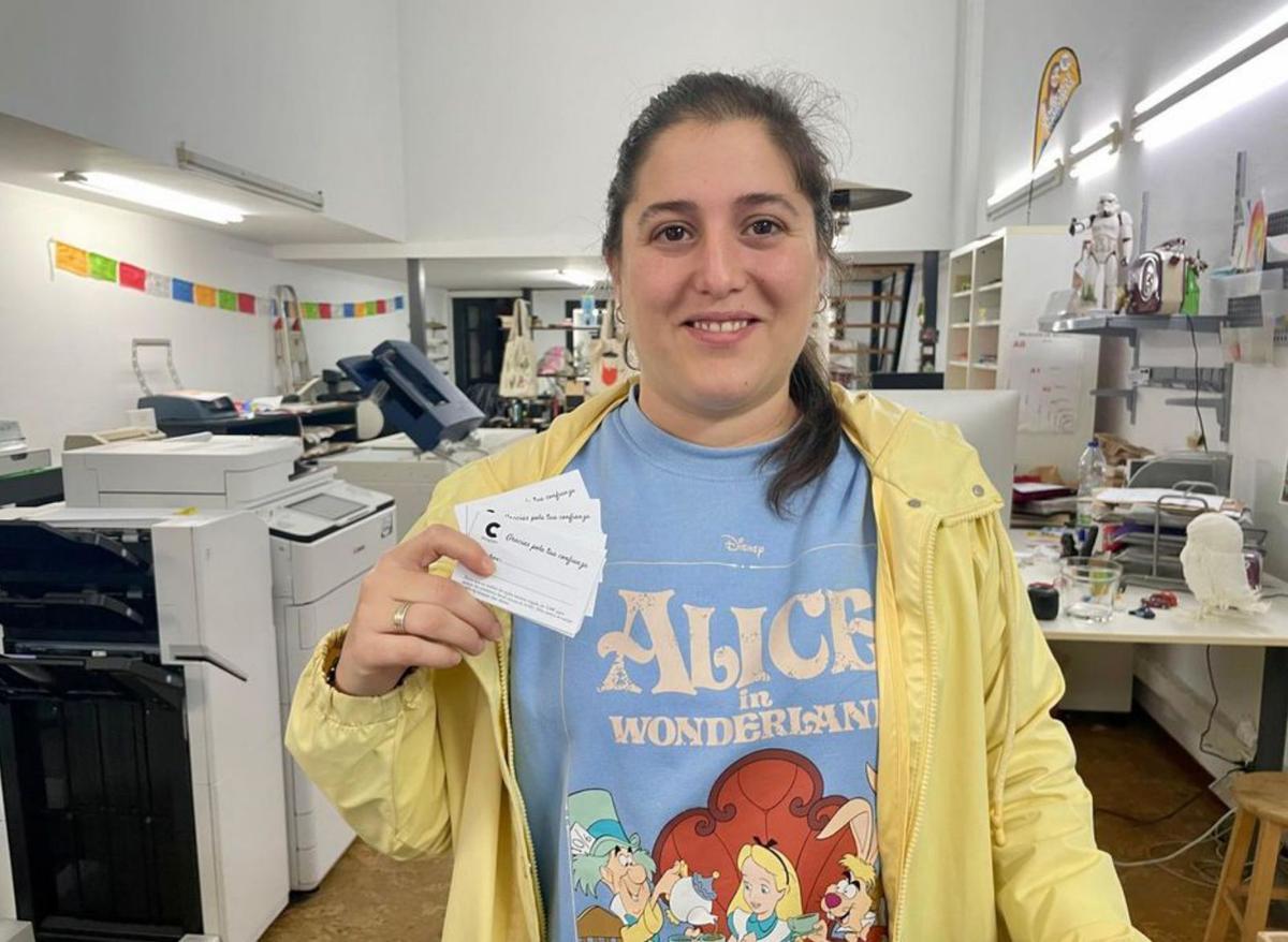 Alba Aller, de O Copión, posa con las rifas. |  FirmaFoto