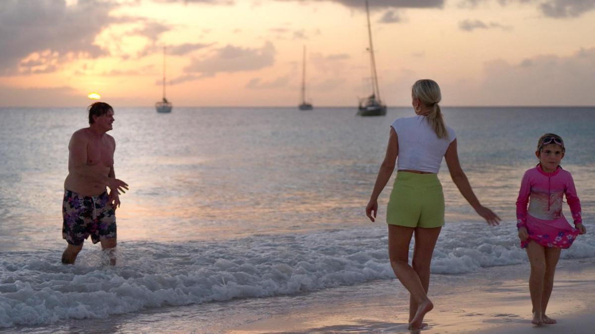 Bevor die Auswanderer mit dem Kreuzfahrtschiff ablegen, gehen sie mit Tochter JJ an den Strand.