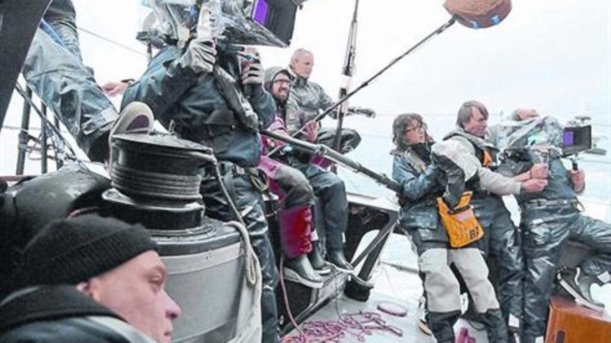 Àlex Pella, en el centro, al fondo, junto al equipo técnico de En solitario, en el rodaje una de las escenas en alta mar.