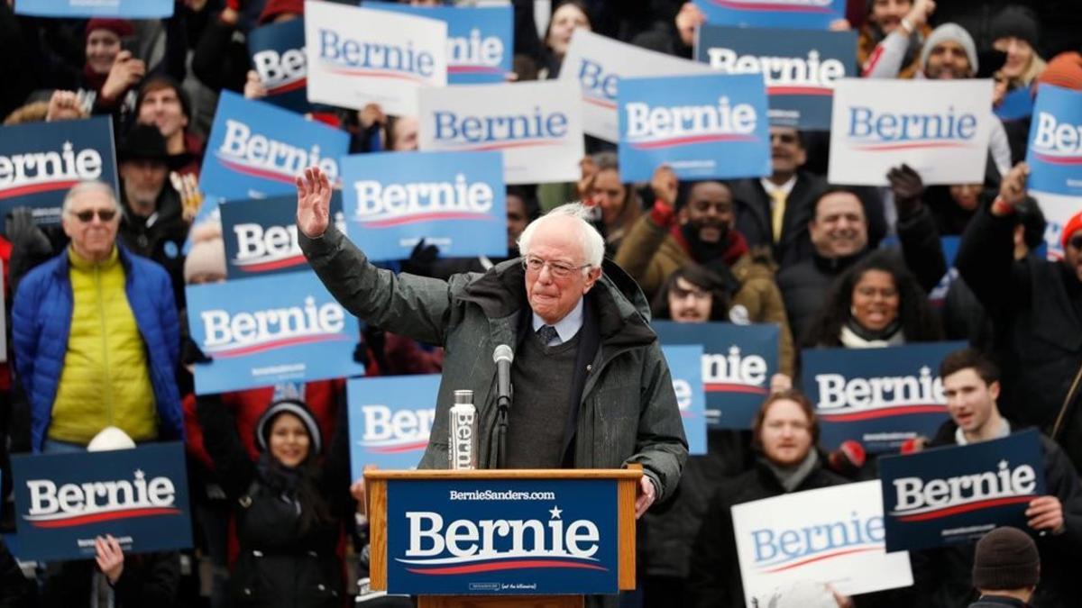 Simpatizantes de Bernie Sanders le animan durante la intervención del senador en un mitin en Vermont, Nueva York.