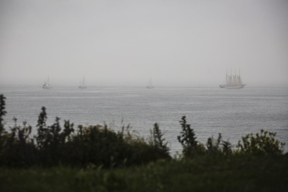 Un encuentro en la costa gijonesas y un homenaje a Alvargonzález