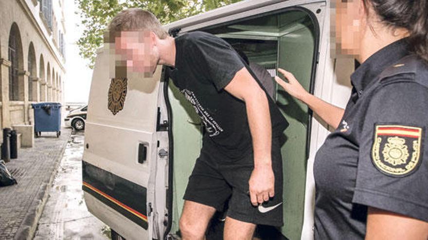 El joven alemán que fue detenido por la oleada de atracos, ayer cuando fue conducido por la Policía a disposición judicial.