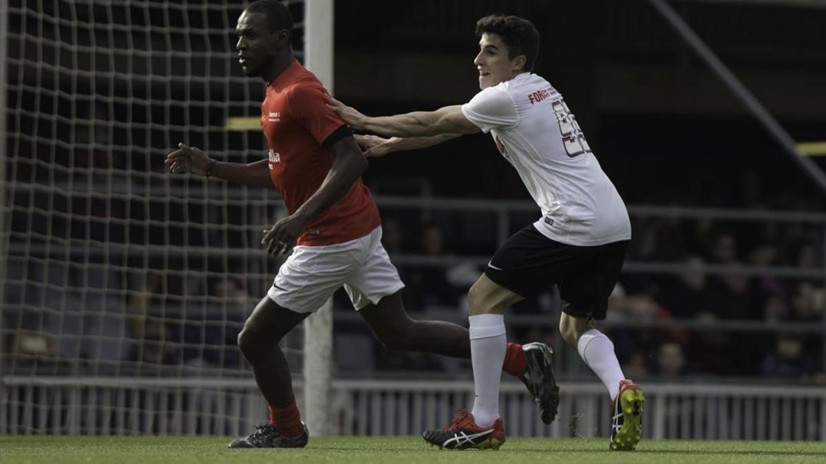 Marc Márquez hostiga a Abidal durante el partido de La Marató de TV-3.