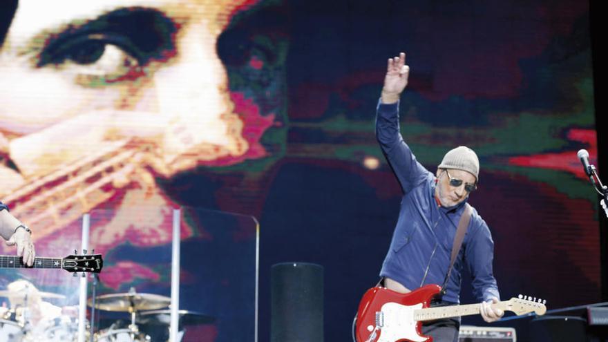 Pete Townshend, el cantante de The Who, durante su actuación. // Efe