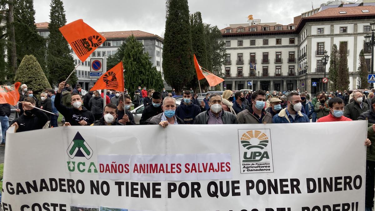 Un momento de la protesta en la plaza de España de Oviedo