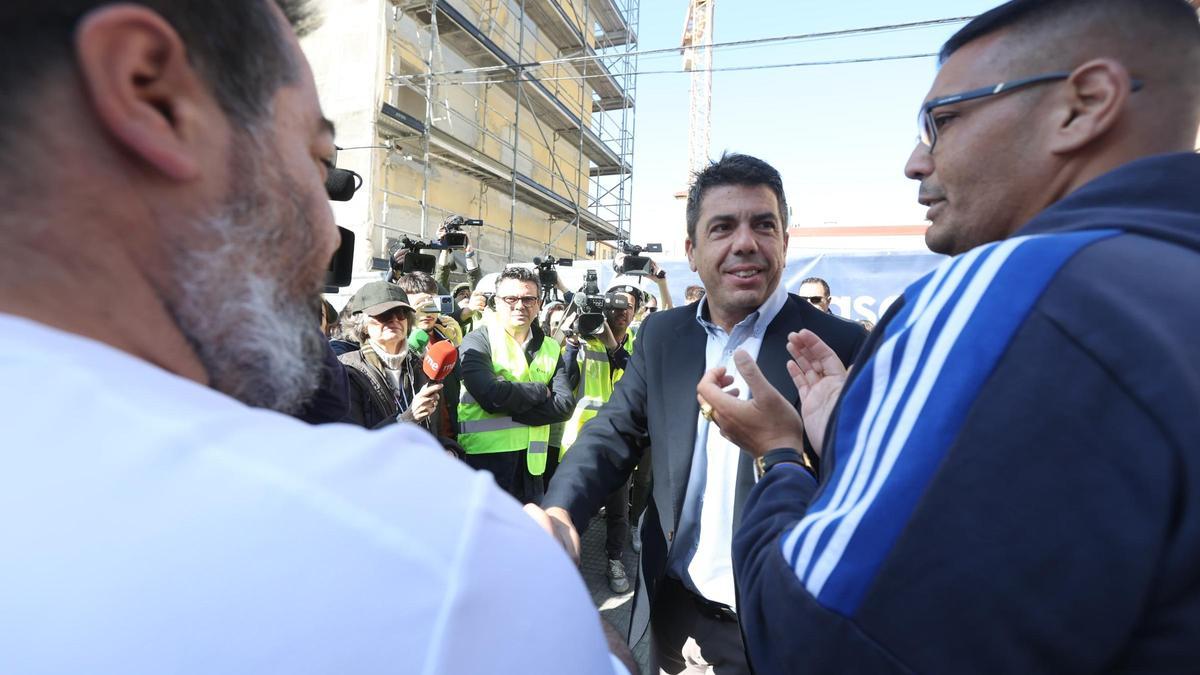 Carlos Mazón visita las obras de rehabilitación del barrio Miguel Hernández de Alicante