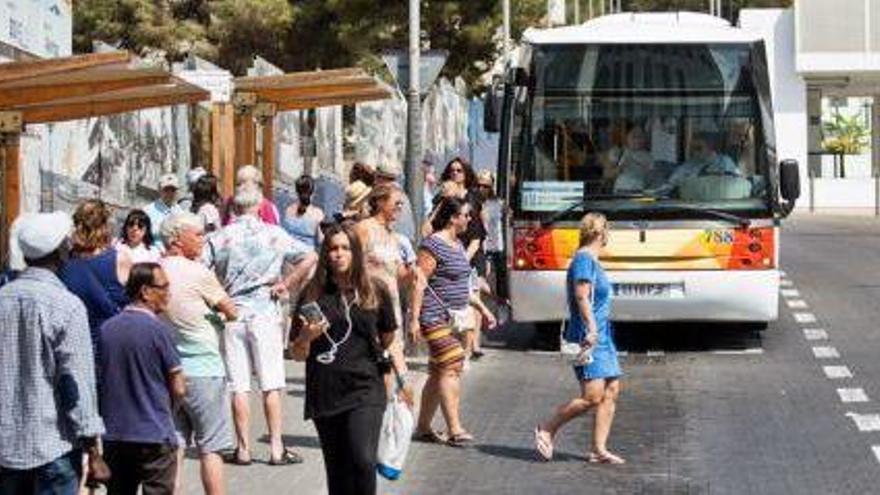 La parada de autobuses del centro de Santa Eulària, situada detrás del Ayuntamiento.