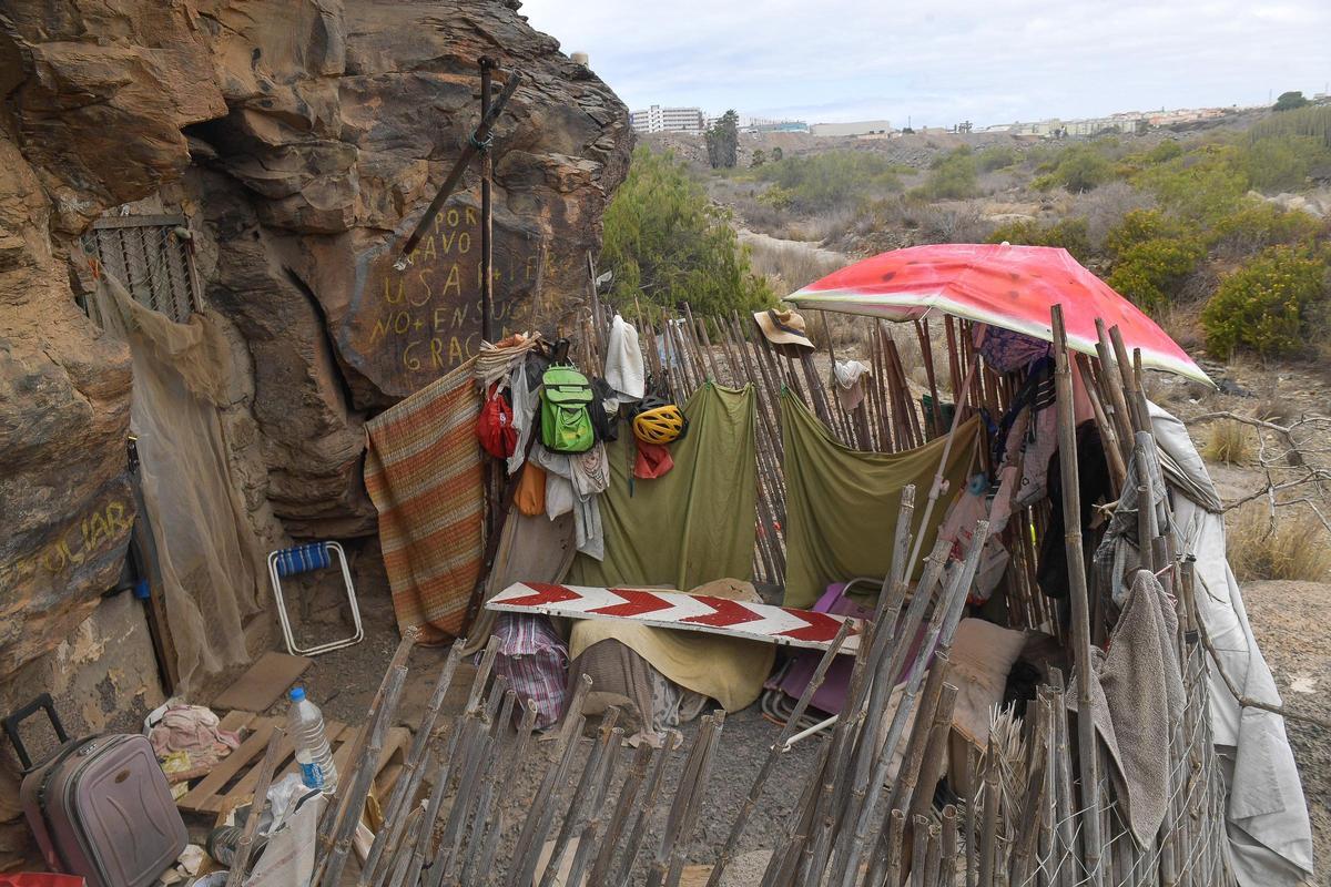 Chabola construida frente a una cueva en el barranco de El Veril.