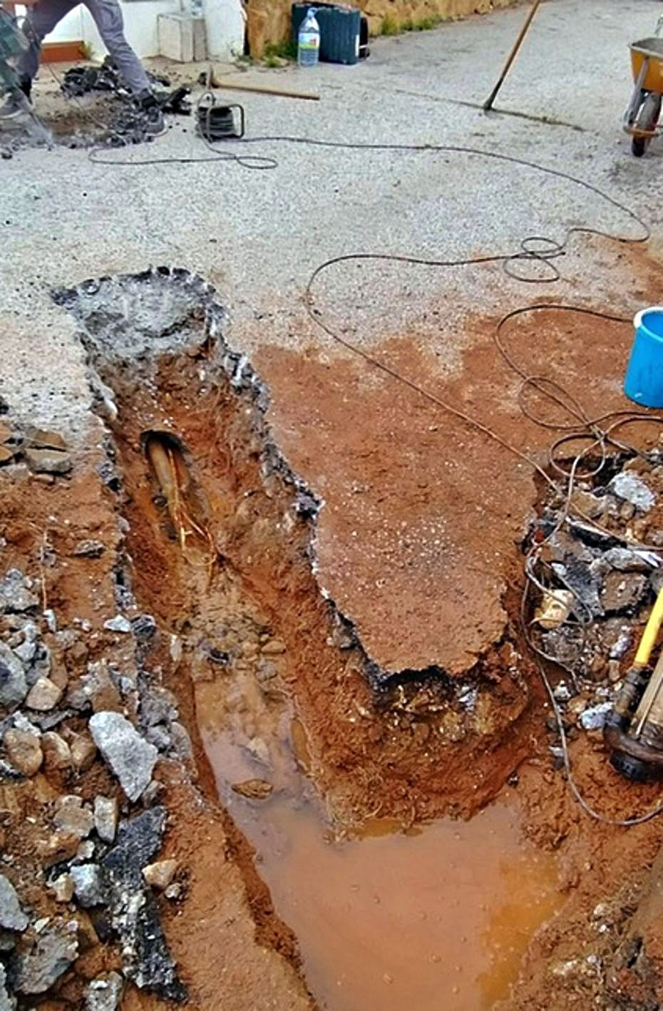 Una de las tuberías de la urbanización Costabella. | L. O.