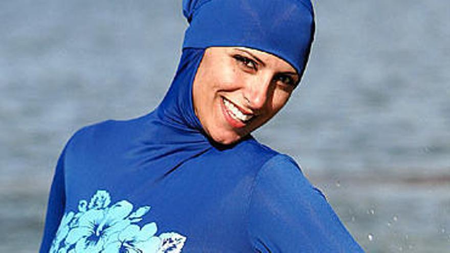 Mujer musulmana con el &#039;burkini&#039; en la playa