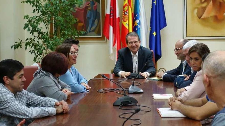 El alcalde y miembros de su gobierno, ayer en la reunión con el comité de empresa de Povisa. // FdV