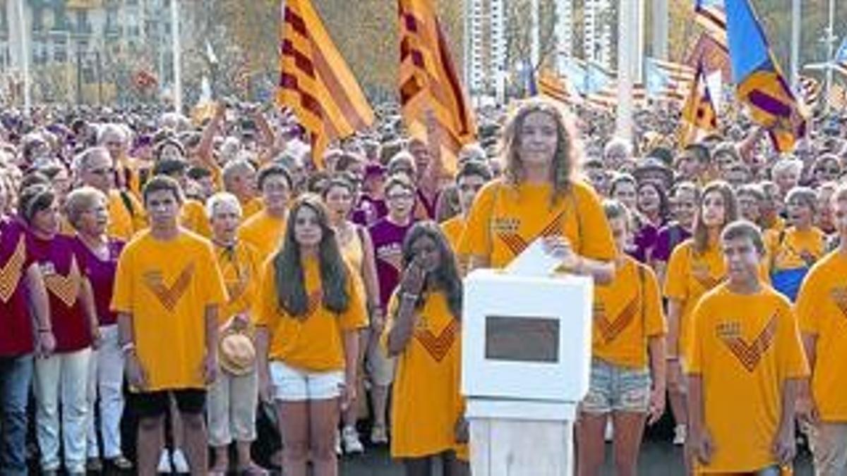 La joven Emma, en el momento de emitir el simbólico voto, a las 17.14 horas.