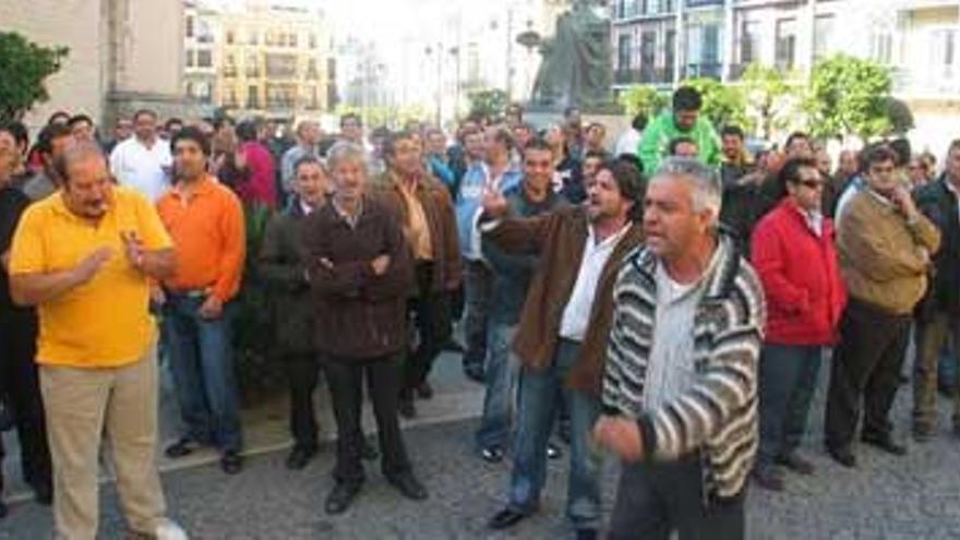 La protesta de los vendedores logra que el alcalde estudie sus reivindicaciones