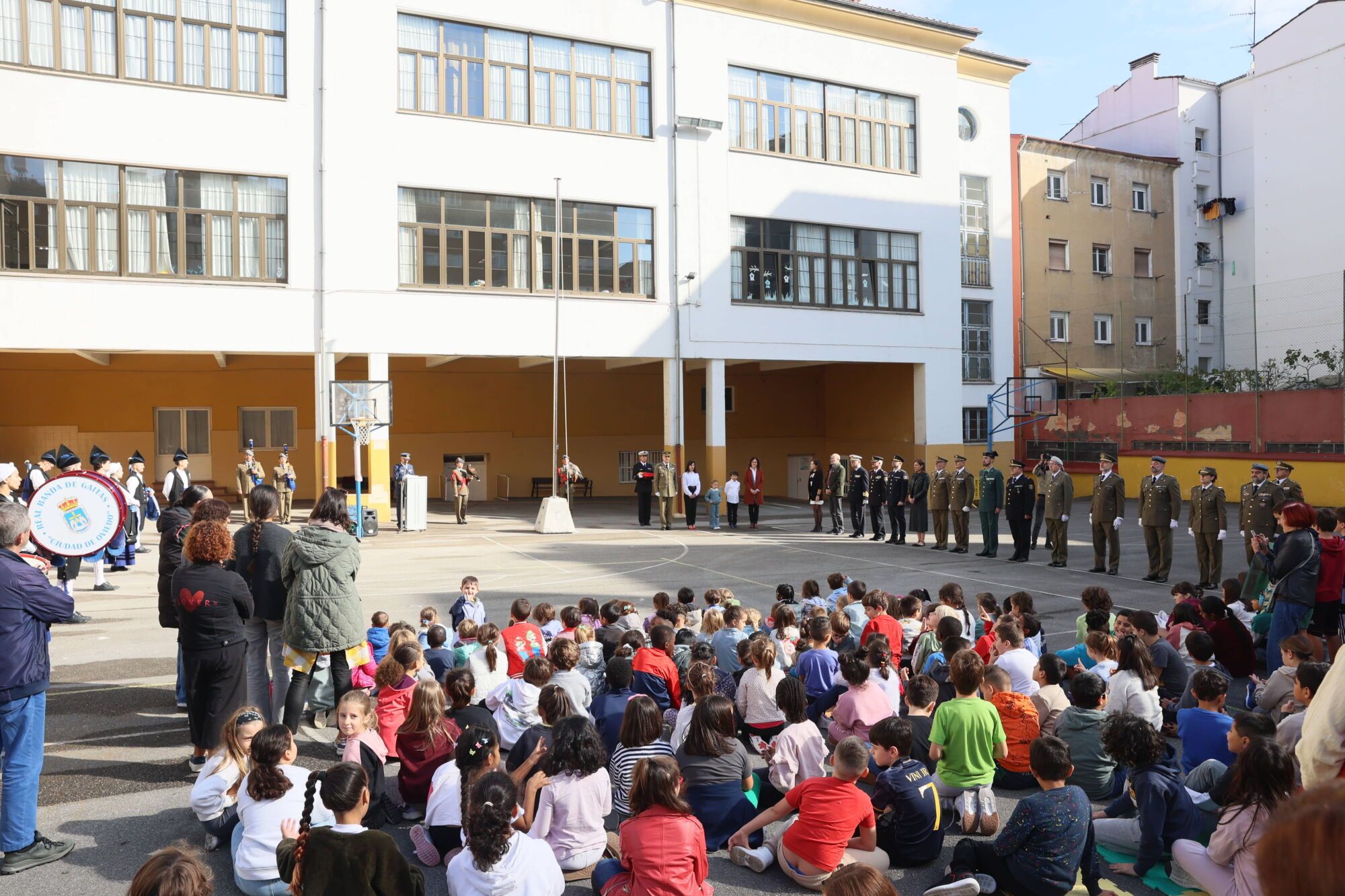 Escuelas Blancas. Acto de izado de la bandera con asistencia del delegado de Defensa y representantes de la Guardia Civil, la Policía Nacional y la Municipal, entre otros