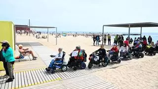 Las personas con discapacidad exigen bañarse en las playas de Barcelona sin más retraso