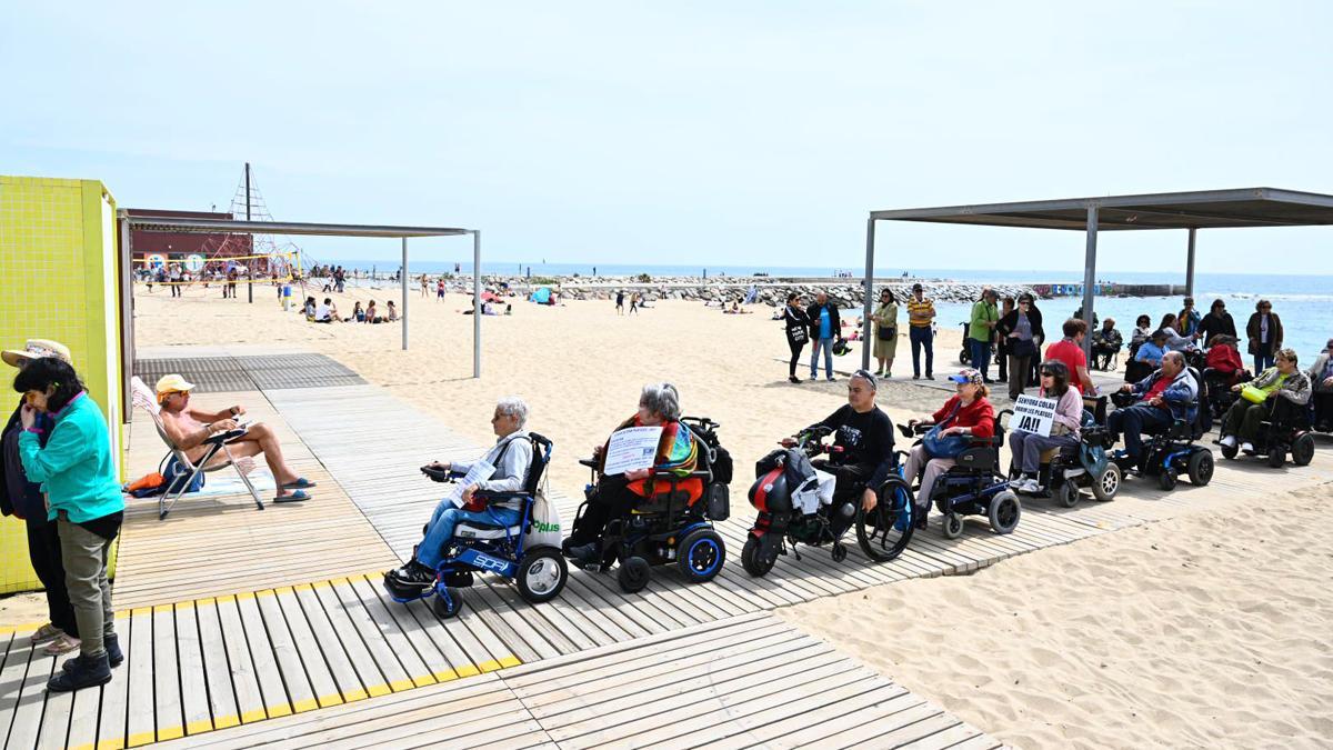 Protesta de personas con discapacidad por el retraso en el baño asistido en las playas de Barcelona