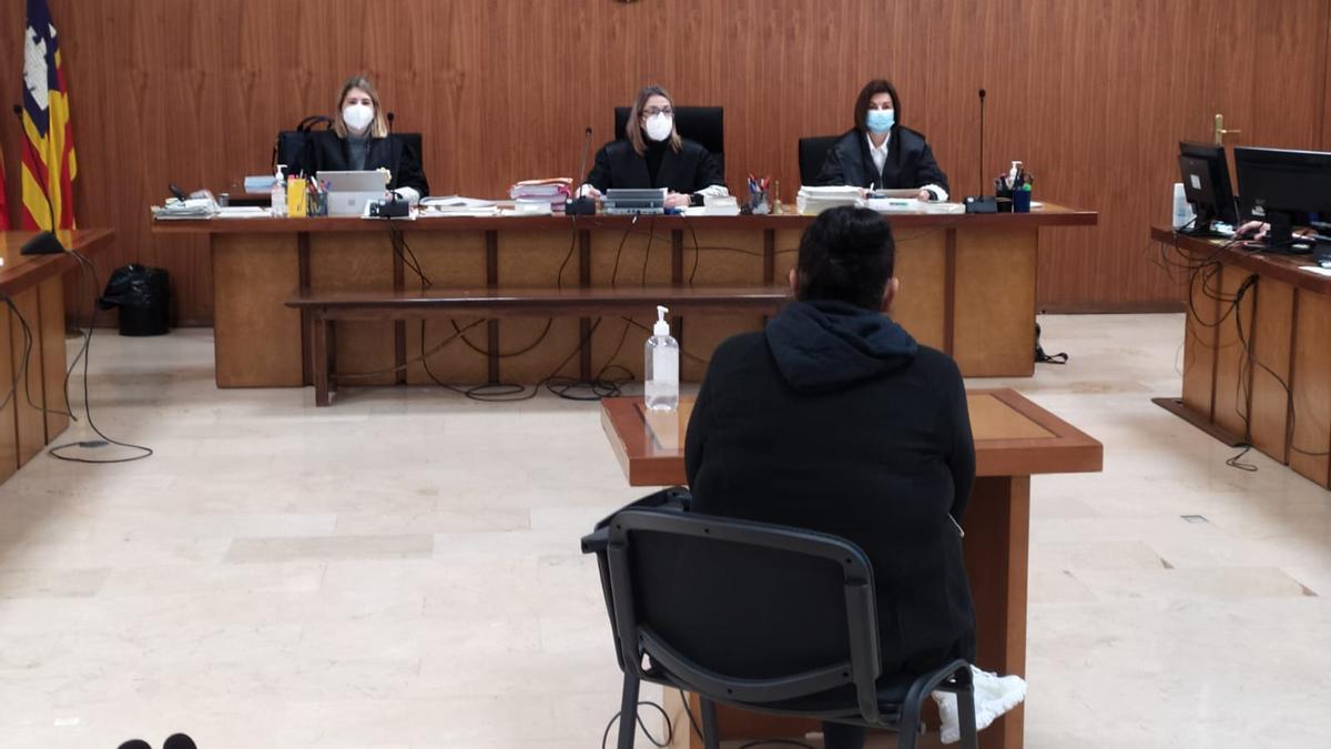 La mujer condenada, hoy durante la vista celebrada en la Audiencia.